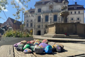 Aktionswoche Kindertagespflege: Bunte Steine führen zum Familienfest